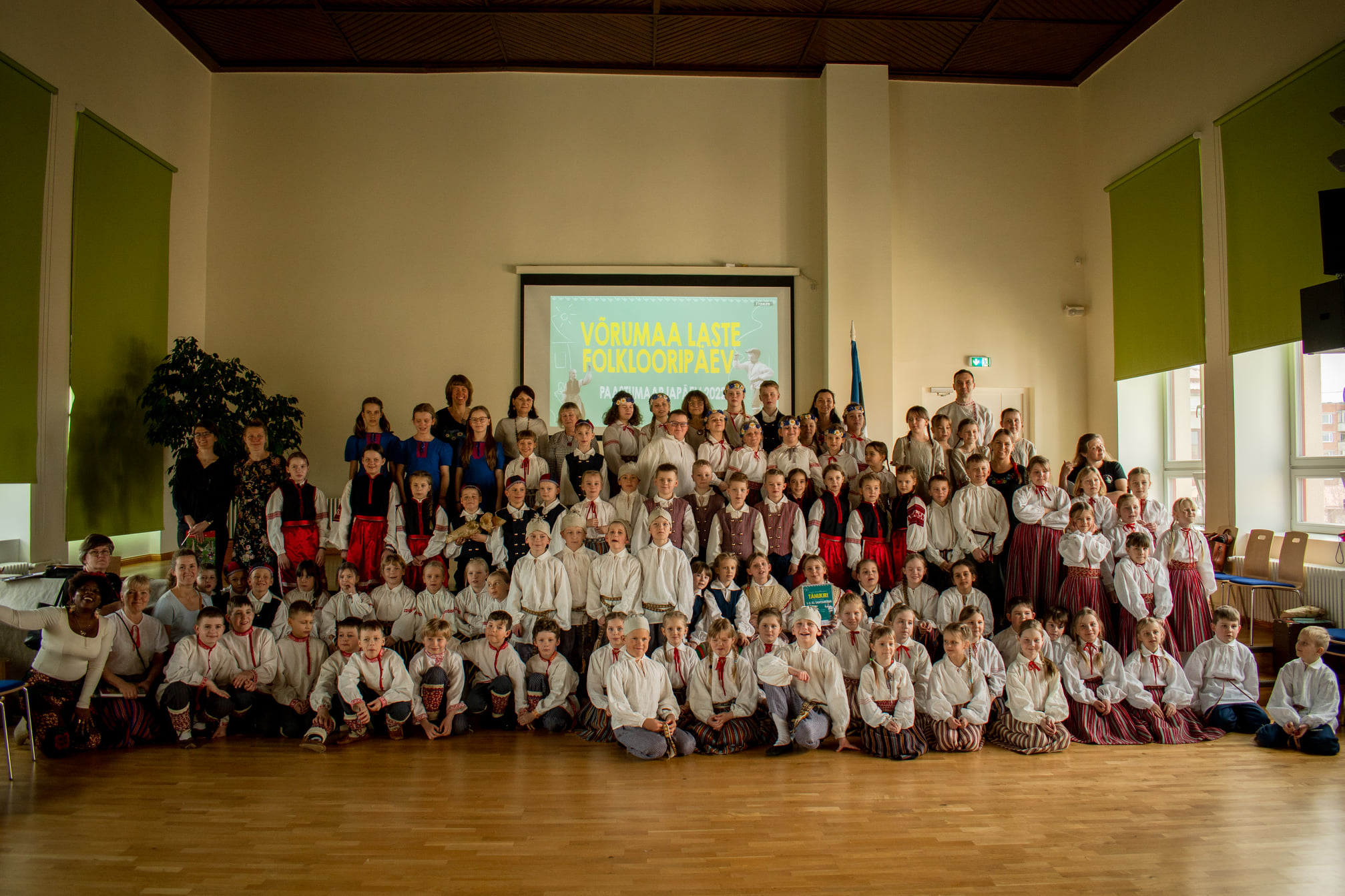 Võru maakonna laste folklooripäeval osales kokku 130 tantsijat!