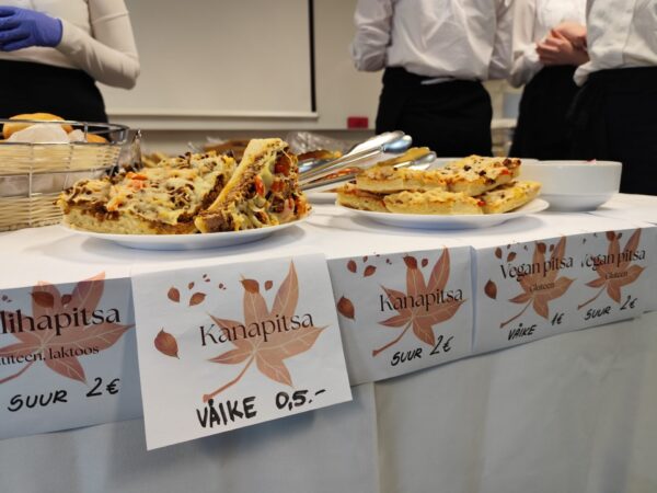 EWERSi toitlustusteeninduse õppurid valmistasid maitsvaid soolaseid ning magusaid ampse.